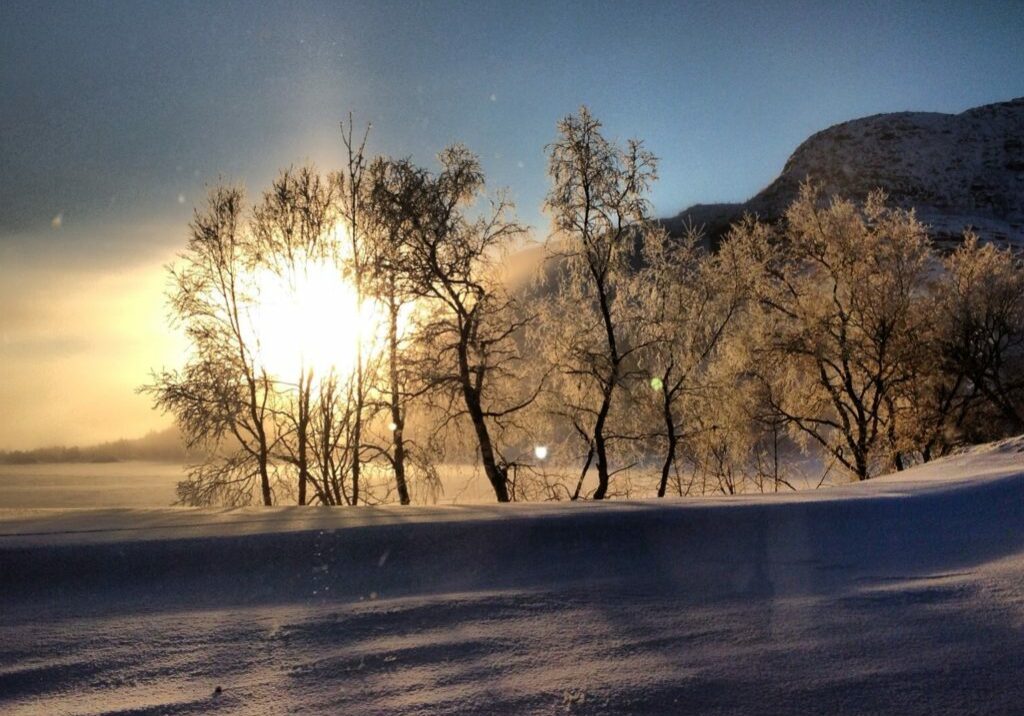 Bilde av snøfylt landskap i solnedgang